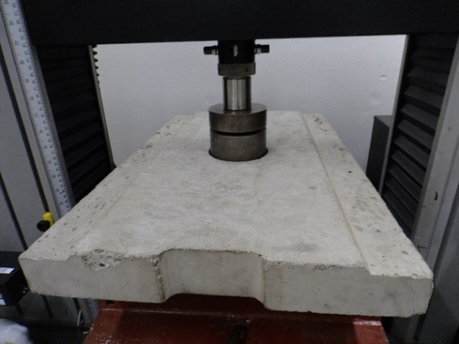 はく落防止の押し抜き試験