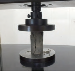 土の一軸圧縮試験状況