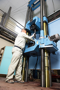 Tensile test for reinfored steel bar by 2000kN universal testing machine